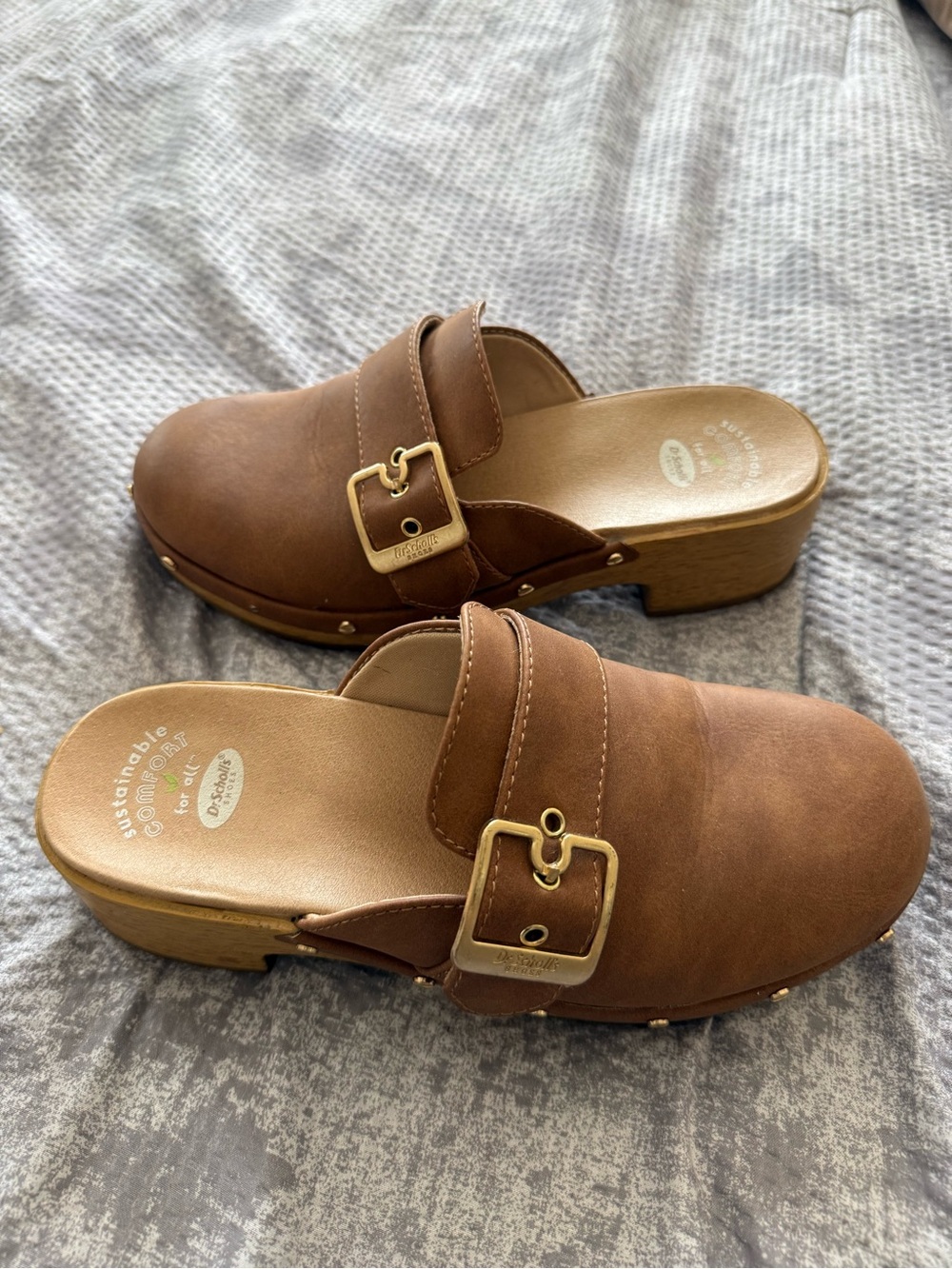 Dr. Scholl’s Tan/ Brown Leather-Look Clog Mules/ Gold Buckle / comfort/ size 7